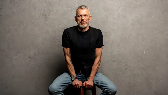 Koszulki męskie – jak wybrać idealny fason i materiał dla siebie