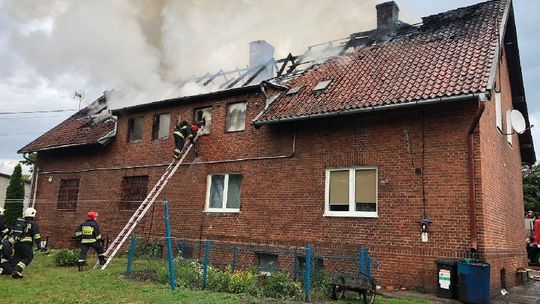 Koźliny: Piorun uderzył w budynek mieszkalny. Dwa mieszkania zniszczone [AKTUALIZACJA]