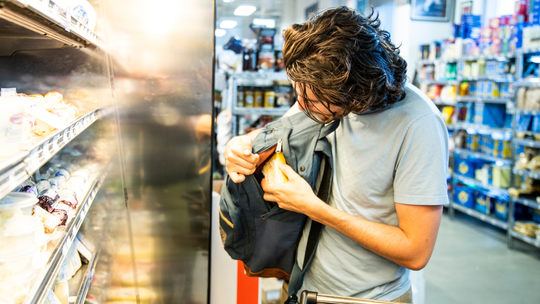 Kradzieże powodują duże straty i wyższe ceny. Ta grupa kradnie najczęściej
