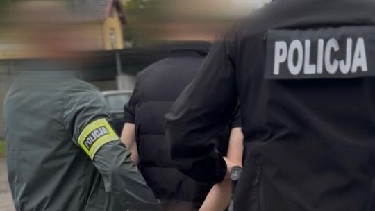 Kryminalni zatrzymali sprawców oszustwa metodą „na policjanta”. Ofiarą 92-letnia Tczewianka [VIDEO]