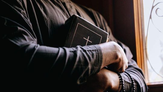 Książa zdejmują sutanny. Boją się w nich chodzić po ulicach