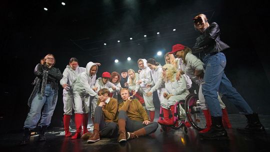 Za kulisami "Ławicy": O teatralnej codzienności i pracy nad spektaklem "Dziób w dziób" [REPORTAŻ]