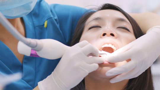 Leczenie kanałowe pod mikroskopem – nowoczesna technologia w służbie Twoich zębów