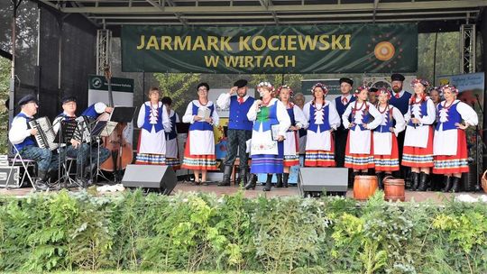 Między koronami drzew a stołem gospodyń. Święto kociewskiej kultury w Wirtach