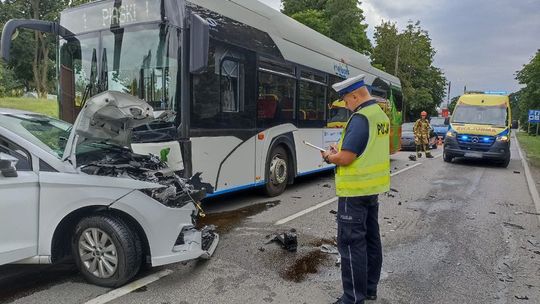 Malbork: Czołowe zderzenie osobówki z autobusem