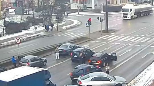 Malbork: Po kolizji, pijany mężczyzna zastąpił za kółkiem kolegę pod wpływem. Obu broniła agresywna 38-latka