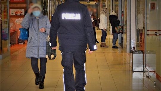 Malbork: Poszukiwany 30-latek i 19-latek kierujący bez prawa jazdy wpadli, bo... nie mieli maseczek