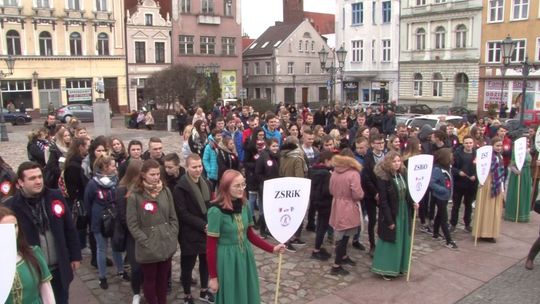 Maturzyści zatańczyli poloneza na ulicach Starego Miasta