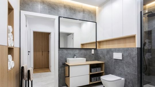 Meble łazienkowe na wymiar we Wrocławiu – jak połączyć styl z odpornością na wilgoć?