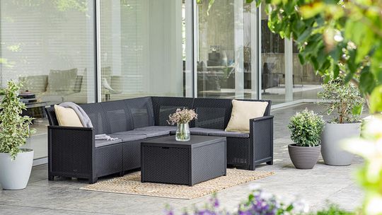 Meble z polipropylenu na taras – czy warto je wybrać?