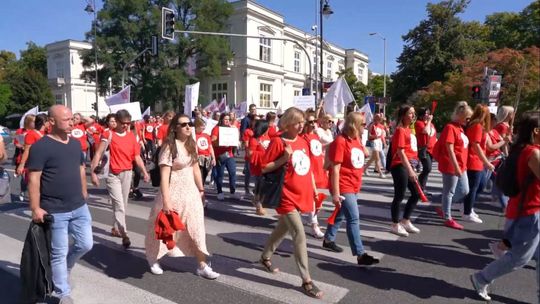 Medycy połączyli siły z prawnikami. Miasteczko w centrum Warszawy od teraz biało - czerwone