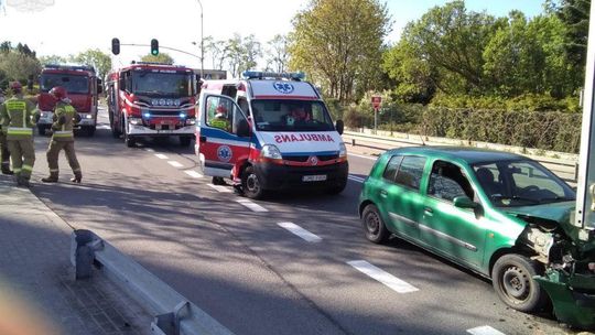 Miłobądz: Zderzenie samochodu osobowego z ciężarówką. Jedna osoba ranna