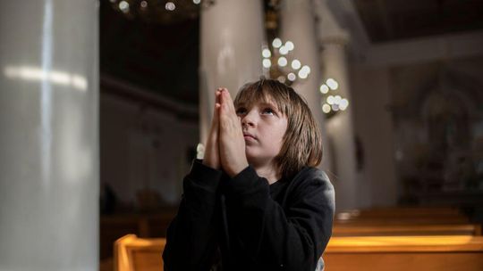 Mniej księży, więcej osób przyjmuje komunię. Są najnowsze dane