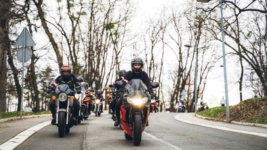 Motocykliści lubią sobie zaszaleć między domami [RAPORT]