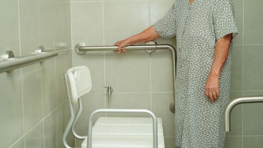 Na jakiej wysokości montować poręcze w łazience według wytycznych ADA?