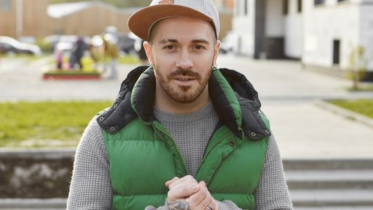 Nadruk czy haft? Jakie czapki wybrać, by podkreślić jakość i profesjonalizm marki?