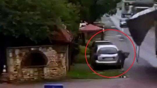 Nagranie-ostrzeżenie. Takich rzeczy żaden kierowca tira nie powinien robić [WIDEO]