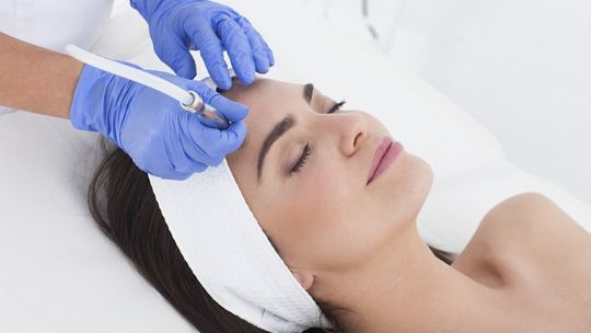 Najlepsze zabiegi po urlopie. Jak zadbać o skórę po lecie?