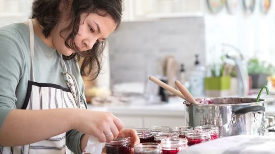 Najprostsze przepisy na domowe przetwory: ogórki, powidła i buraczki