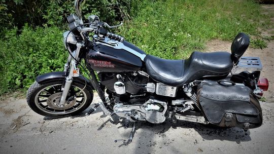 Narkowy: Kierowca ciągnika nie ustąpił pierwszeństwa motocykliście. Kierujący jednośladem trafił do szpitala