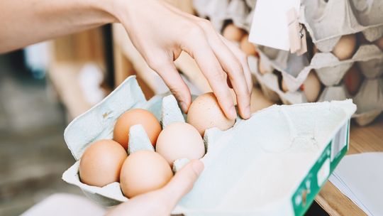 Nasze drogie jaja. Sklepy uspokajają, a producenci ostrzegają: może być gorzej
