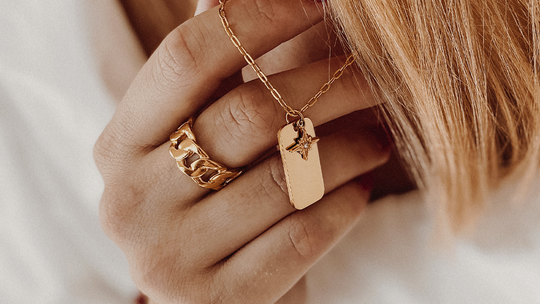 Naszyjnik z grawerem – stylowy dodatek na każdą porę roku