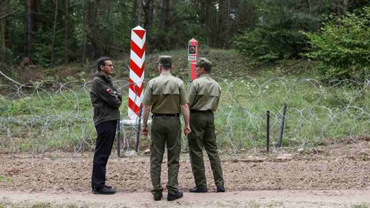 Natychmiastowe opuszczenie terytorium RP i więzienie za zniszczenie płotu. Nowe przepisy weszły dziś w życie 