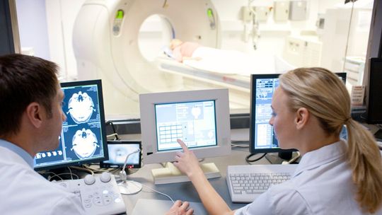 NFZ nie zamrozi płac, ale uderzy w pacjentów. Limity na badania i wizyty u specjalistów