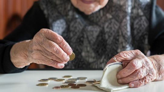 Nie taki radosny dzień babci. Seniorzy muszą walczyć z długami