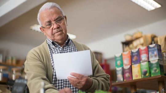 Niebieskie koszulki w tczewskich marketach. Jak asystent pomaga seniorowi w zakupach? [ROZMOWA]