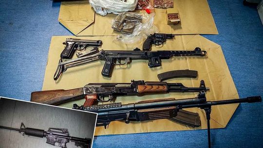 Niepozorny dom z garażem, a w środku karabiny, sztucery i mnóstwo amunicji