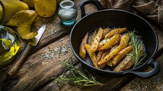 Nietypowe przepisy na domowe frytki - masło, cynamon lub parmezan