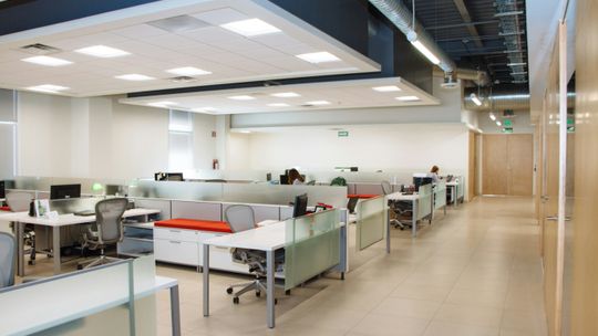 Niewielki element wyposażenia o dużych możliwościach – w jaki sposób kontenerki ułatwiają aranżację przestrzeni w biurze