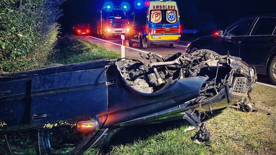 Nocne dachowanie na DK91 w Narkowach. Na miejscu pracowały służby