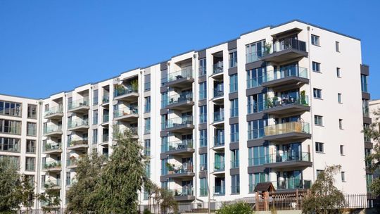 Nowe i puste. Pierwsze miasta biorą się za deweloperów