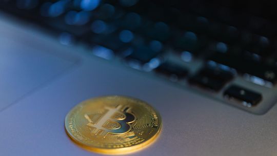 Obiecywali szybkimi zysk z kryptowalut. Dwaj mieszkańcy powiatu stracili ponad 22 tysiące złotych!