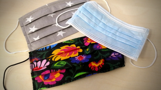 Obowiązek zasłaniania ust i nosa. Kto musi mieć maseczkę lub chustkę, a kto może być z tego obowiązku zwolniony?