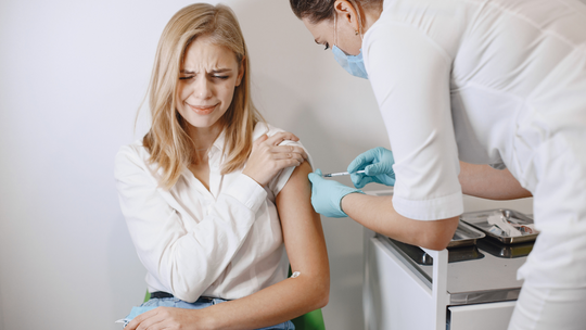 Od dziś w aptekach więcej szczepień. Zabieg jest darmowy