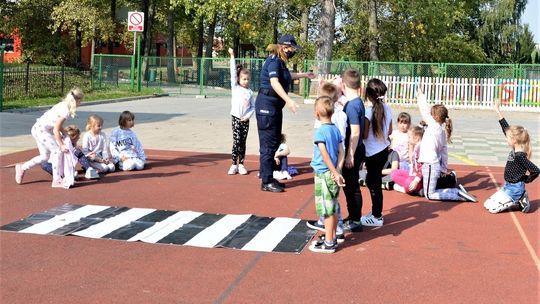 Odblaski dla uczniów, by jesienią droga do szkoły była bezpieczna - trwa policyjna akcja