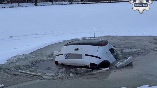 Odwilż sprawia, że lód staje się niebezpieczny. Policja ostrzega przed wchodzeniem