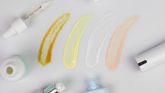 Olejek do twarzy i serum pod oczy - te kosmetyki sprawiają, że skóra wygląda bardziej promiennie!