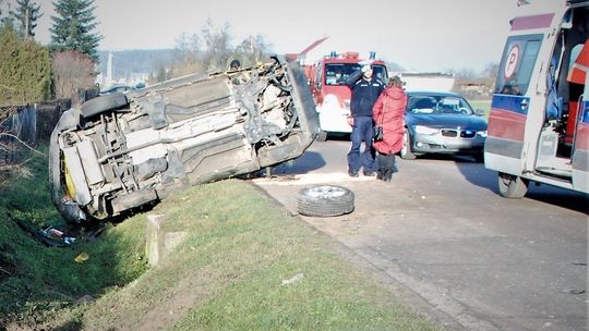 Opalenie: Zderzenie dwóch samochodów podczas wyprzedzania. Ranna kobieta w szpitalu