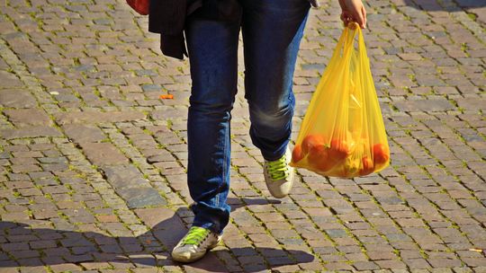 Opłata recyklingowa weszła w życie. Koniec z darmowymi foliówkami 