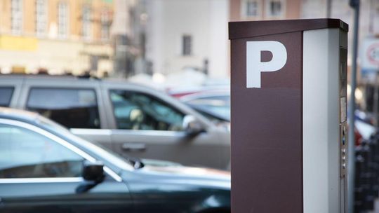 Opłatę uznała za ukrytą karę i zarzuciła miastu nieuczciwość