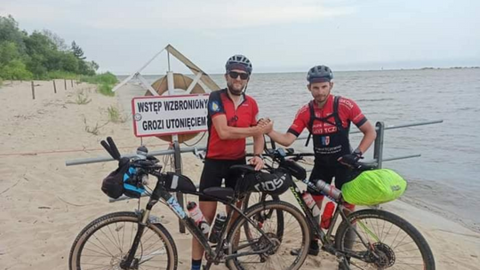 Oskar Krajnik i Mariusz Skweres ultramaratończykami. Pokonali na rowerze prawie 1200 kilometrów [ROZMOWA]