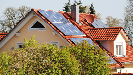 Oszuści pukają do drzwi. Sprawdź, kogo wpuszczasz na swoją posesję