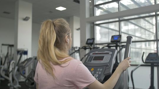 Otwarcie siłowni. Miesiące siedzenia w domu zrobiły swoje dlatego warto zacząć ćwiczyć