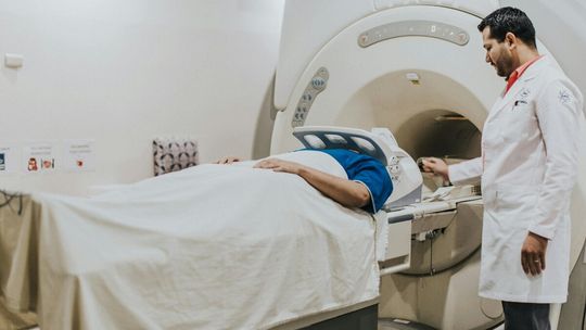 Pacjent coraz dłużej czeka na badania, a NFZ tnie pieniądze