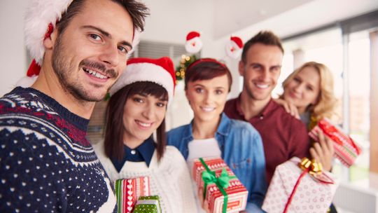 Paczki świąteczne dla pracowników – jak dostosować je do firmowego budżetu?