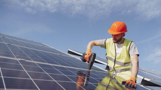 Panele na dachach będą obowiązkowe. Sprawdź, od kiedy